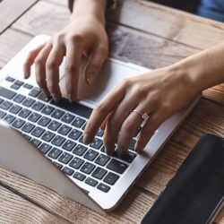 schliessen-sie-oben-von-der-frau-die-auf-laptop-der-kaffeestube-schreibt1